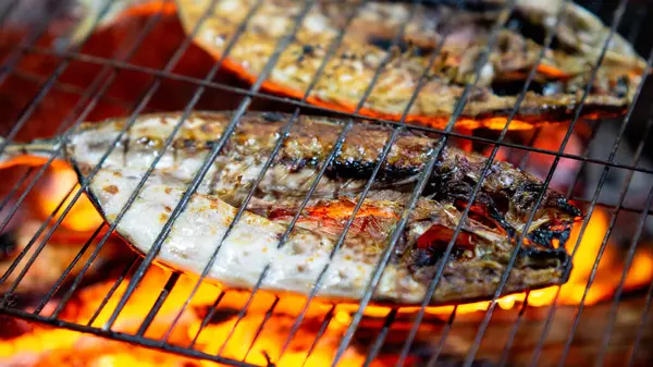 Soya soslu ızgara balık (ikan bakar) lezzetli ve lezzetli görünüyor. Endonezya yemekleri