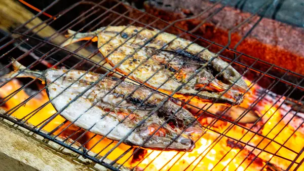 Soya soslu ızgara balık (ikan bakar) lezzetli ve lezzetli görünüyor. Endonezya yemekleri