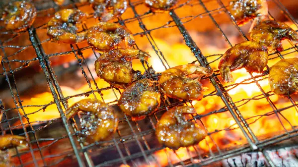 Soya soslu ızgara karides (udang bakar) lezzetli ve lezzetli görünüyor. Endonezya yemekleri