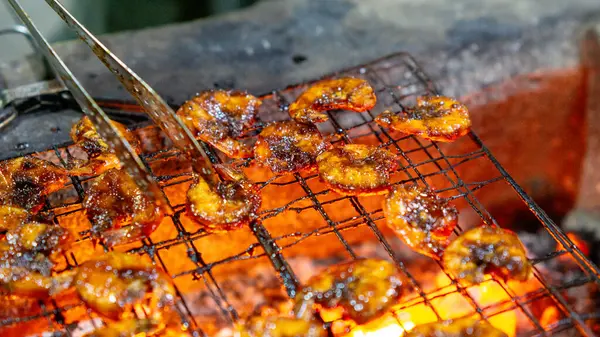 Soya soslu ızgara karides (udang bakar) lezzetli ve lezzetli görünüyor. Endonezya yemekleri
