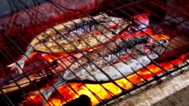Soya soslu ızgara balık (ikan bakar) lezzetli ve lezzetli görünüyor. Endonezya yemekleri