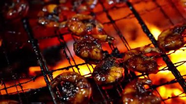 Soya soslu ızgara karides (udang bakar) lezzetli ve lezzetli görünüyor. Endonezya yemekleri
