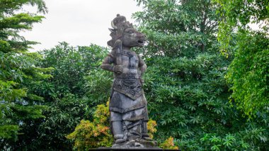 Lembu Suro Heykeli. Halk efsanesinde bir inek kafası olan ve sihirli bir şekilde güçlü olduğu bilinen bir şahsiyettir. Lembu Suro efsanesi bir aşk, ihanet ve Kelud Dağı hikayesiyle ilgilidir..