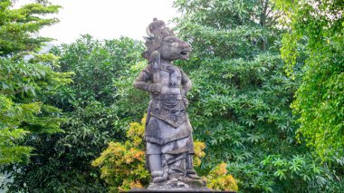 Lembu Suro Heykeli. Halk efsanesinde bir inek kafası olan ve sihirli bir şekilde güçlü olduğu bilinen bir şahsiyettir. Lembu Suro efsanesi bir aşk, ihanet ve Kelud Dağı hikayesiyle ilgilidir..