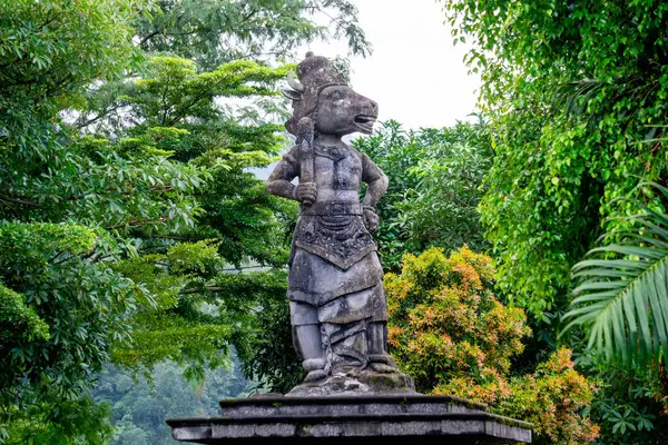 Lembu Suro Heykeli. Halk efsanesinde bir inek kafası olan ve sihirli bir şekilde güçlü olduğu bilinen bir şahsiyettir. Lembu Suro efsanesi bir aşk, ihanet ve Kelud Dağı hikayesiyle ilgilidir..