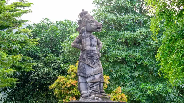 Lembu Suro Heykeli. Halk efsanesinde bir inek kafası olan ve sihirli bir şekilde güçlü olduğu bilinen bir şahsiyettir. Lembu Suro efsanesi bir aşk, ihanet ve Kelud Dağı hikayesiyle ilgilidir..