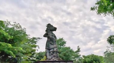 Lembu Suro Heykeli. Halk efsanesinde bir inek kafası olan ve sihirli bir şekilde güçlü olduğu bilinen bir şahsiyettir. Lembu Suro efsanesi bir aşk, ihanet ve Kelud Dağı hikayesiyle ilgilidir..