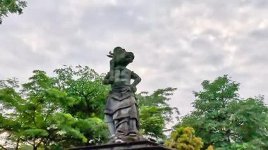 Lembu Suro Heykeli. Halk efsanesinde bir inek kafası olan ve sihirli bir şekilde güçlü olduğu bilinen bir şahsiyettir. Lembu Suro efsanesi bir aşk, ihanet ve Kelud Dağı hikayesiyle ilgilidir..