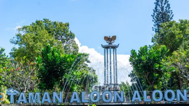 Sabah Tulungagung Meydanı 'nı çok az ziyaretçiyle görüyoruz.