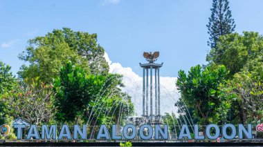 Sabah Tulungagung Meydanı 'nı çok az ziyaretçiyle görüyoruz.