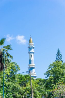 Mavi gökyüzü arkaplanlı güzel bir cami minaresi