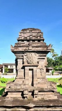 Sawentar Tapınağı Blitar, Doğu Java 'da bulunan bir Hindu tapınağıdır. Sawentar Tapınağı Majapahit Krallığının ihtişamının kanıtıdır..