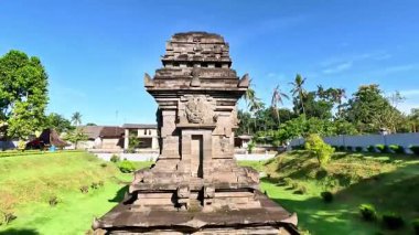 Sawentar Tapınağı Blitar, Doğu Java 'da bulunan bir Hindu tapınağıdır. Sawentar Tapınağı Majapahit Krallığının ihtişamının kanıtıdır..
