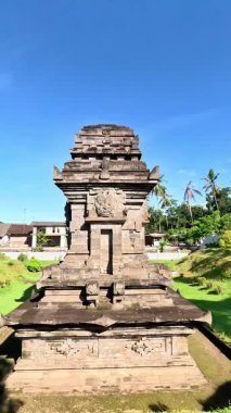 Sawentar Tapınağı Blitar, Doğu Java 'da bulunan bir Hindu tapınağıdır. Sawentar Tapınağı Majapahit Krallığının ihtişamının kanıtıdır..