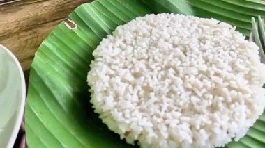 Satay sapi (sığır şişi). Soya sosu, acı biber ve domates ile servis edilir. Satay, Endonezya kökenlidir.