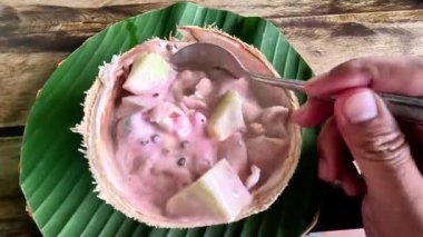 Dondurmayı taze hindistan cevizi ve kavunla karıştır.