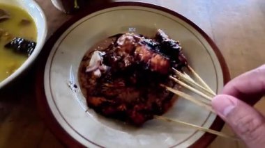 Satay (tavuk şiş). Soya sosu, acı biber ve domates ile servis edilir. Satay, Endonezya kökenlidir.
