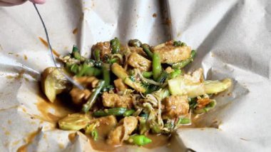 Rujak ulek. Endonezya salatası, çeşitli sebzeli pirinç keki, fıstık sosu ve karides ezmesi..