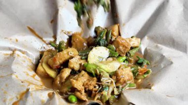 Rujak ulek. Endonezya salatası, çeşitli sebzeli pirinç keki, fıstık sosu ve karides ezmesi..