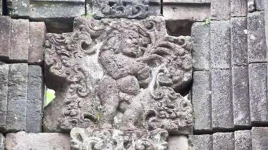 Penataran tapınağında çıplak rahatlama, Blitar. Penataran Tapınağı bir Hindu tapınağıdır.