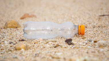 Plajda plastik atık. Ekolojik bir sorun. Bokeh arka planda dalgaları hareket ettiriyor