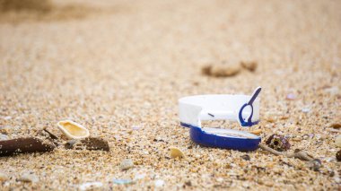 Plajda plastik atık. Ekolojik bir sorun. Bokeh arka planda dalgaları hareket ettiriyor