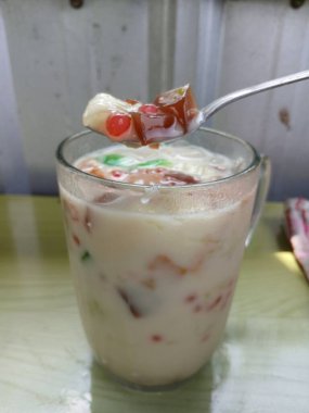 Es campur (karışık buz). Endonezya tatlısında beyaz ekmek, meyve, jöle, genç hindistan cevizi, şerbetli bant ve süt bulunur..