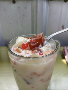 Es campur (karışık buz). Endonezya tatlısında beyaz ekmek, meyve, jöle, genç hindistan cevizi, şerbetli bant ve süt bulunur..