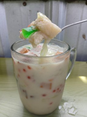 Es campur (karışık buz). Endonezya tatlısında beyaz ekmek, meyve, jöle, genç hindistan cevizi, şerbetli bant ve süt bulunur..