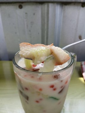 Es campur (karışık buz). Endonezya tatlısında beyaz ekmek, meyve, jöle, genç hindistan cevizi, şerbetli bant ve süt bulunur..