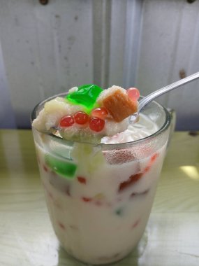 Es campur (karışık buz). Endonezya tatlısında beyaz ekmek, meyve, jöle, genç hindistan cevizi, şerbetli bant ve süt bulunur..