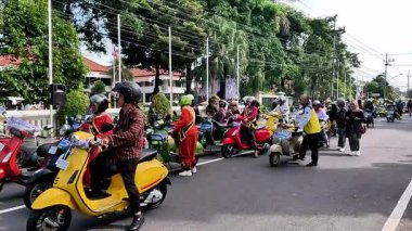 Endonezya motosikletine birlikte binerek Kartini gününü (Endonezya Kadın Günü) kutluyoruz.)