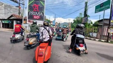 Endonezya motosikletine birlikte binerek Kartini gününü (Endonezya Kadın Günü) kutluyoruz.)