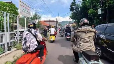 Endonezya motosikletine birlikte binerek Kartini gününü (Endonezya Kadın Günü) kutluyoruz.)