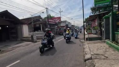 Endonezya motosikletine birlikte binerek Kartini gününü (Endonezya Kadın Günü) kutluyoruz.)