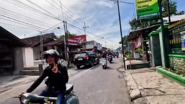 Endonezya motosikletine birlikte binerek Kartini gününü (Endonezya Kadın Günü) kutluyoruz.)