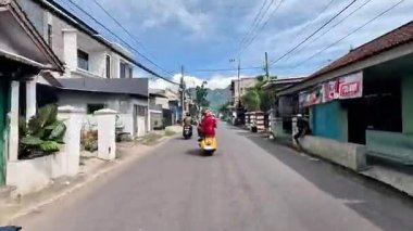 Endonezya motosikletine birlikte binerek Kartini gününü (Endonezya Kadın Günü) kutluyoruz.)