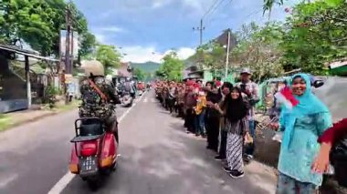 Endonezya motosikletine birlikte binerek Kartini gününü (Endonezya Kadın Günü) kutluyoruz.)