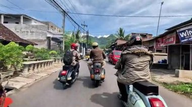 Endonezya motosikletine birlikte binerek Kartini gününü (Endonezya Kadın Günü) kutluyoruz.)