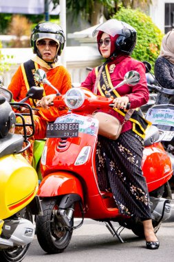 Endonezya motosikletine birlikte binerek Kartini gününü (Endonezya Kadın Günü) kutluyoruz.)