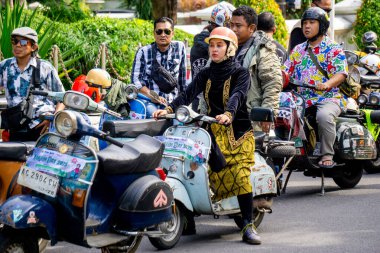Endonezya motosikletine birlikte binerek Kartini gününü (Endonezya Kadın Günü) kutluyoruz.)