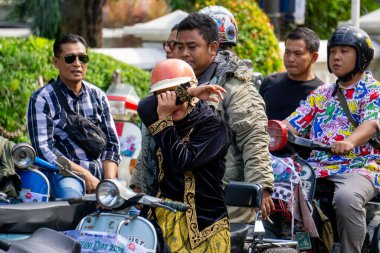 Endonezya motosikletine birlikte binerek Kartini gününü (Endonezya Kadın Günü) kutluyoruz.)