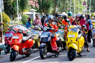Endonezya motosikletine birlikte binerek Kartini gününü (Endonezya Kadın Günü) kutluyoruz.)