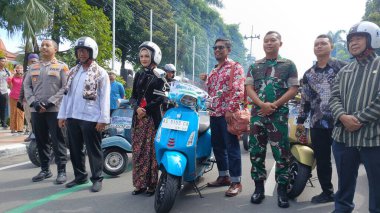 Vinanda Prameswati (Walikota Kediri), Kartini gününü (Endonezya Kadın Günü) kutlamak için birlikte scooter sürüyor.)