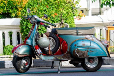 Gün boyunca park alanında scooter..