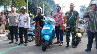 Vinanda Prameswati (Walikota Kediri), Kartini gününü (Endonezya Kadın Günü) kutlamak için birlikte scooter sürüyor.)