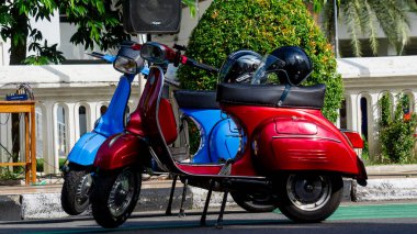 Gün boyunca park alanında scooter..