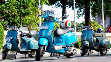 Gün boyunca park alanında scooter..