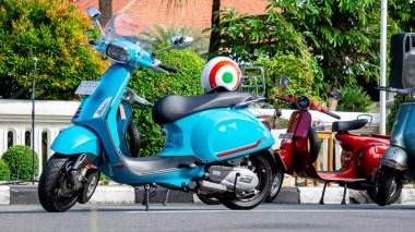 Gün boyunca park alanında scooter..