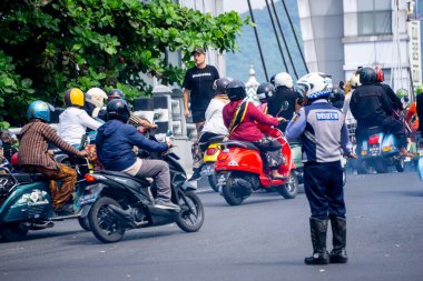 Polis trafiği sabah trafiğini önlemek için düzenliyor..